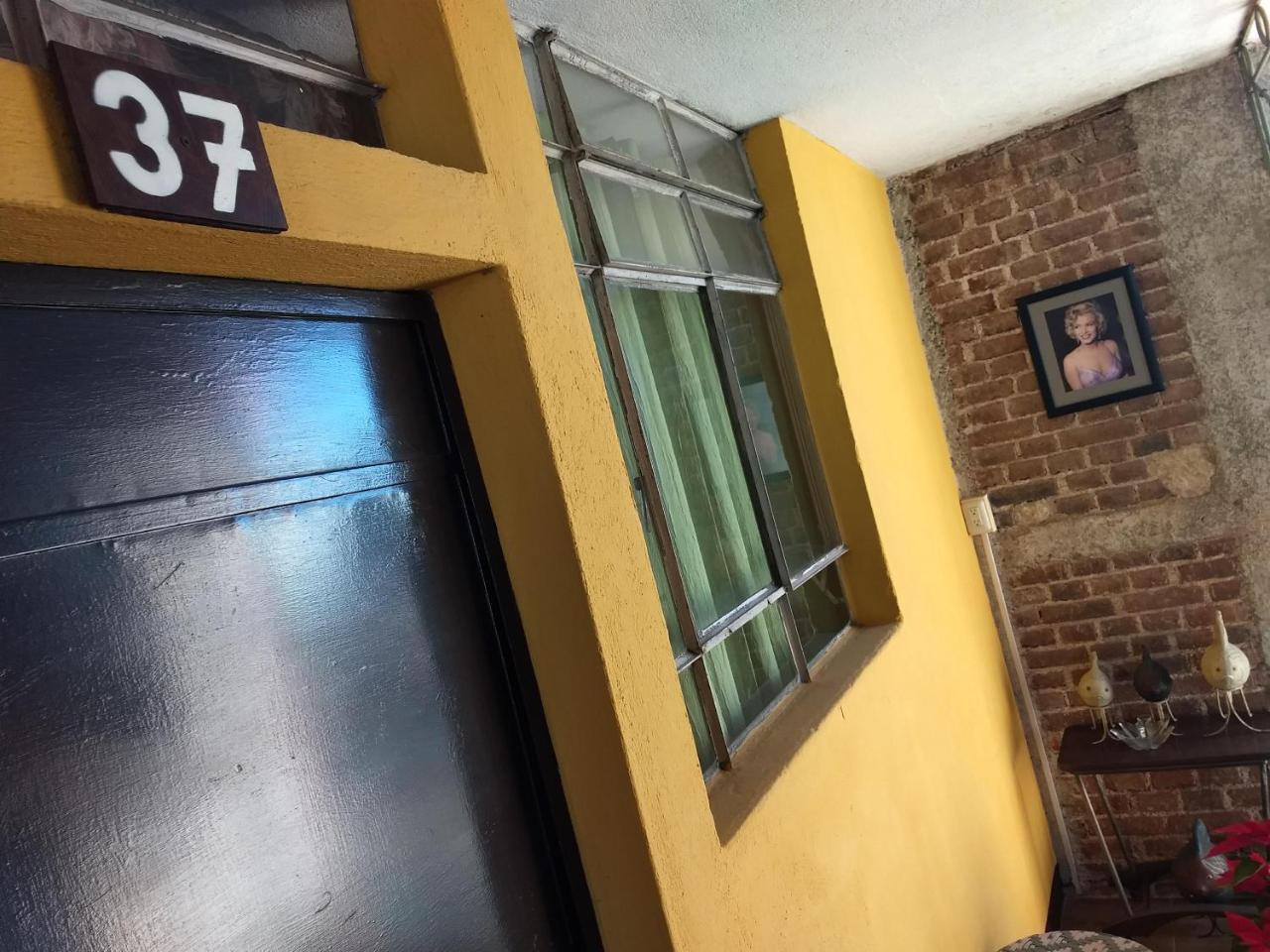 Give House Bed & Breakfast Guatemala City Ngoại thất bức ảnh