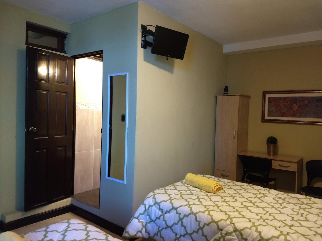 Give House Bed & Breakfast Guatemala City Ngoại thất bức ảnh
