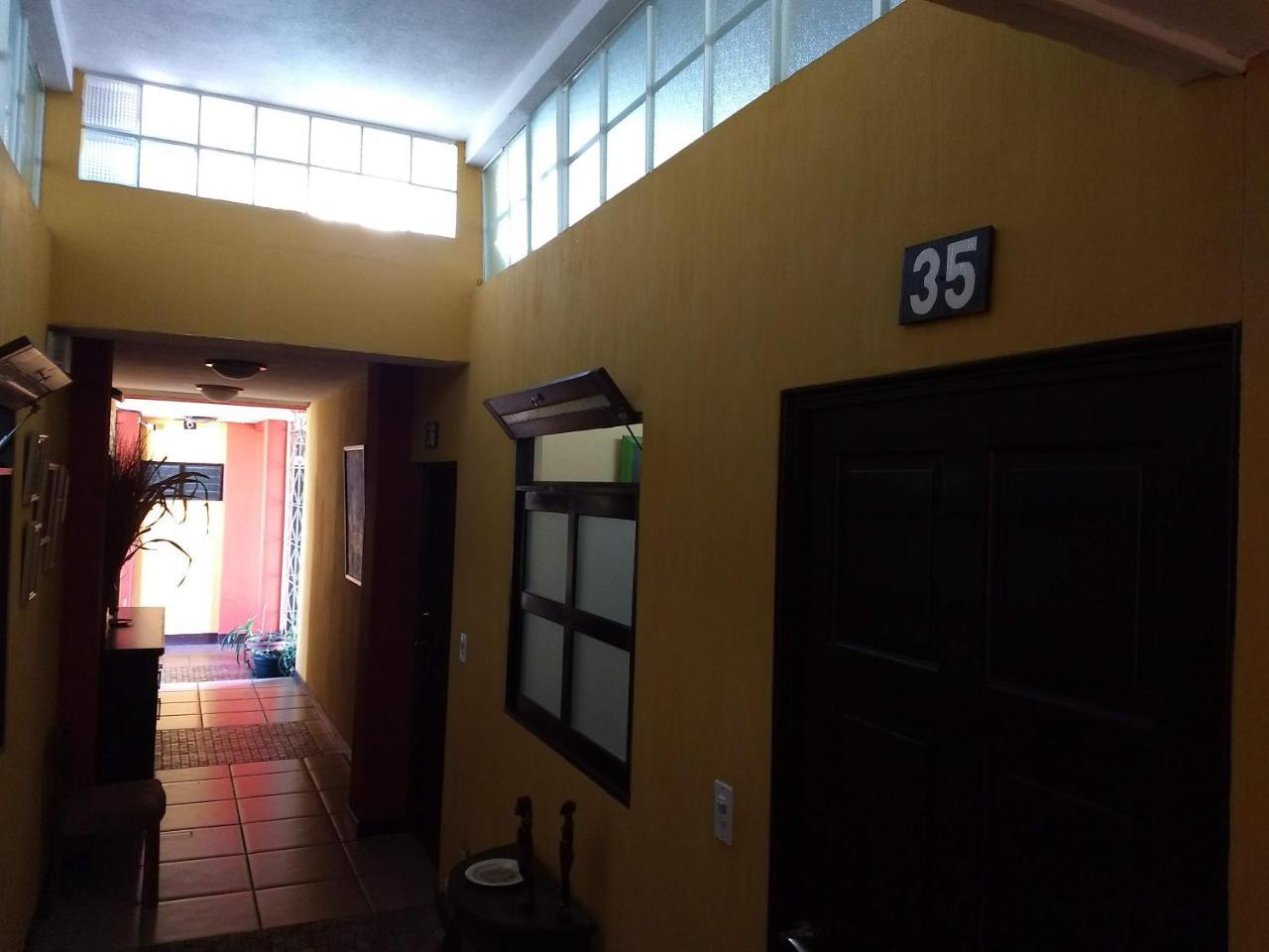Give House Bed & Breakfast Guatemala City Ngoại thất bức ảnh