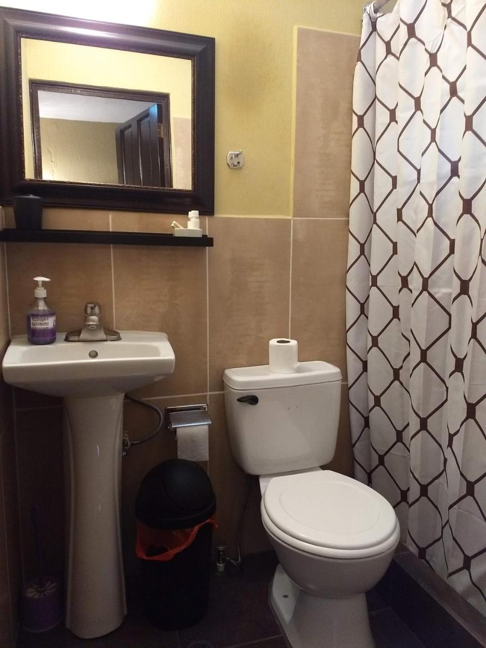 Give House Bed & Breakfast Guatemala City Ngoại thất bức ảnh