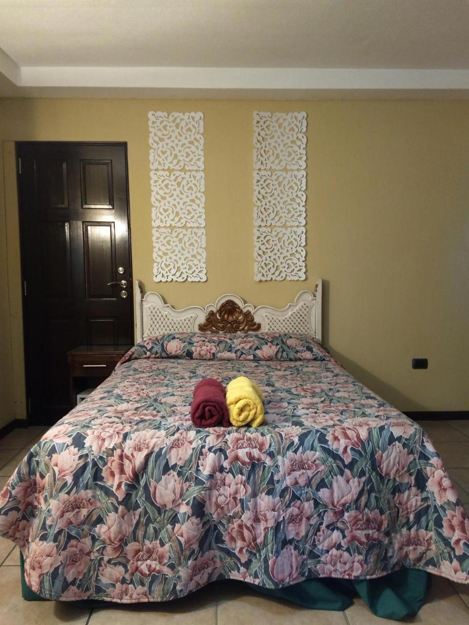 Give House Bed & Breakfast Guatemala City Ngoại thất bức ảnh