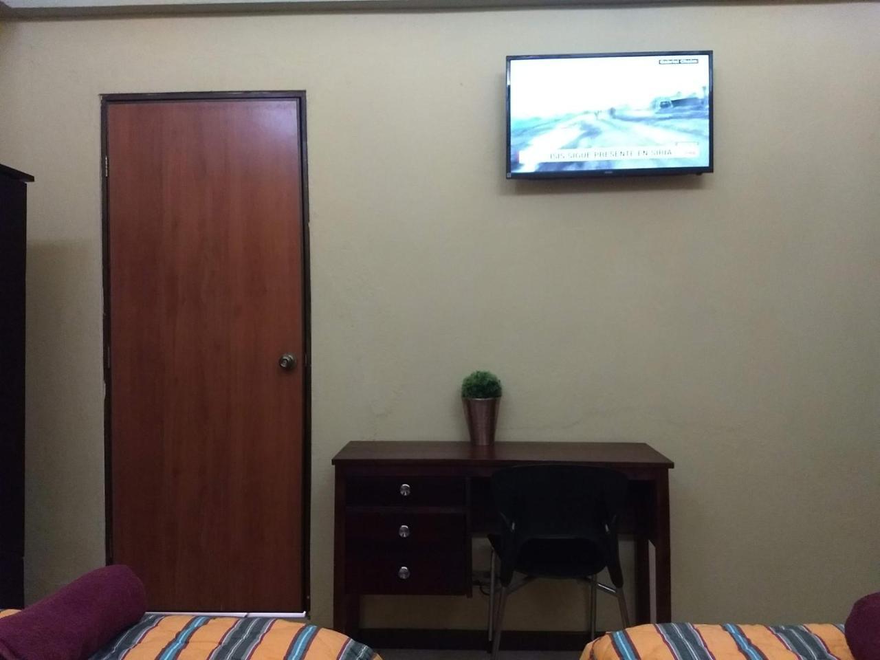 Give House Bed & Breakfast Guatemala City Ngoại thất bức ảnh