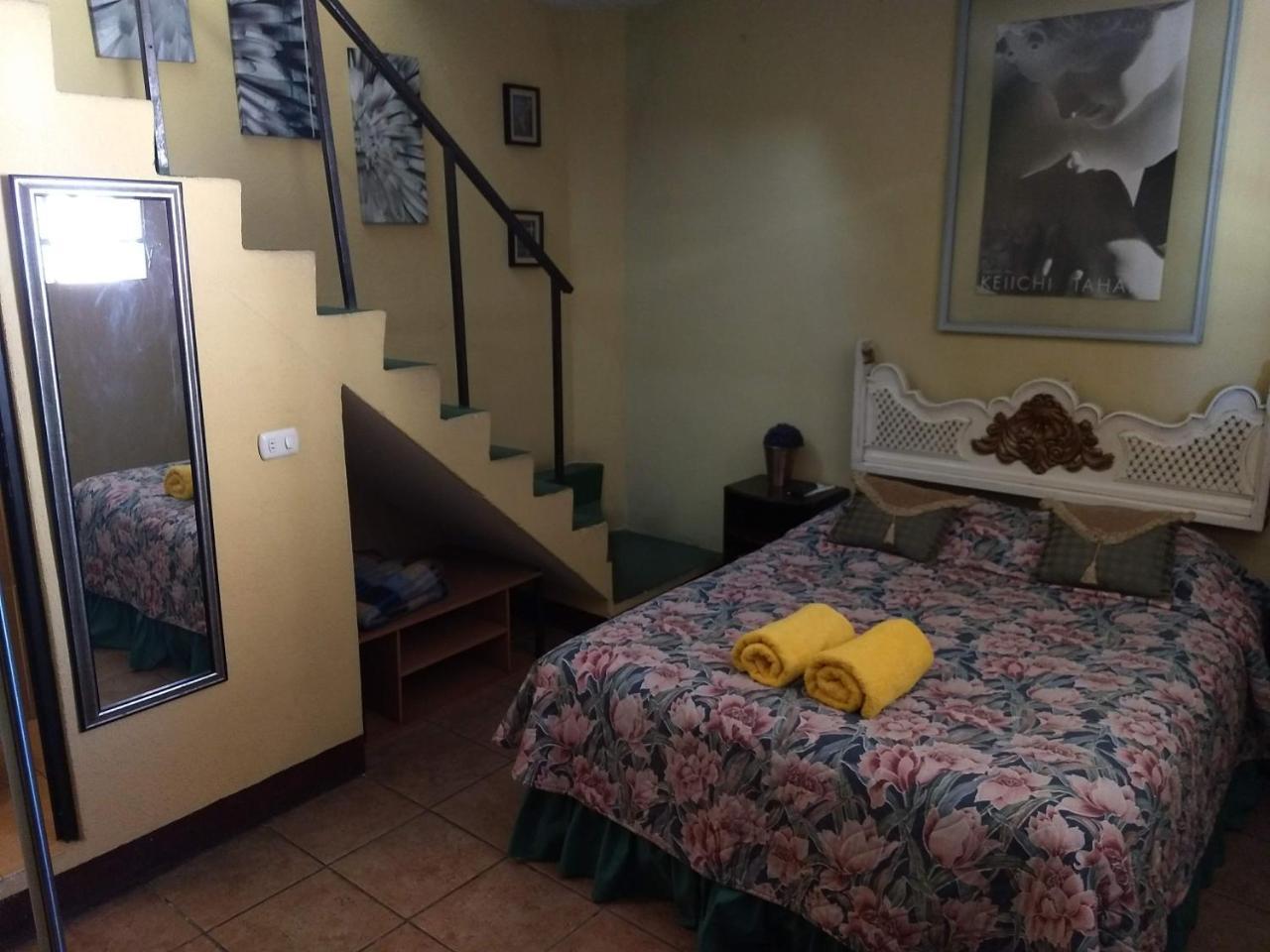 Give House Bed & Breakfast Guatemala City Ngoại thất bức ảnh