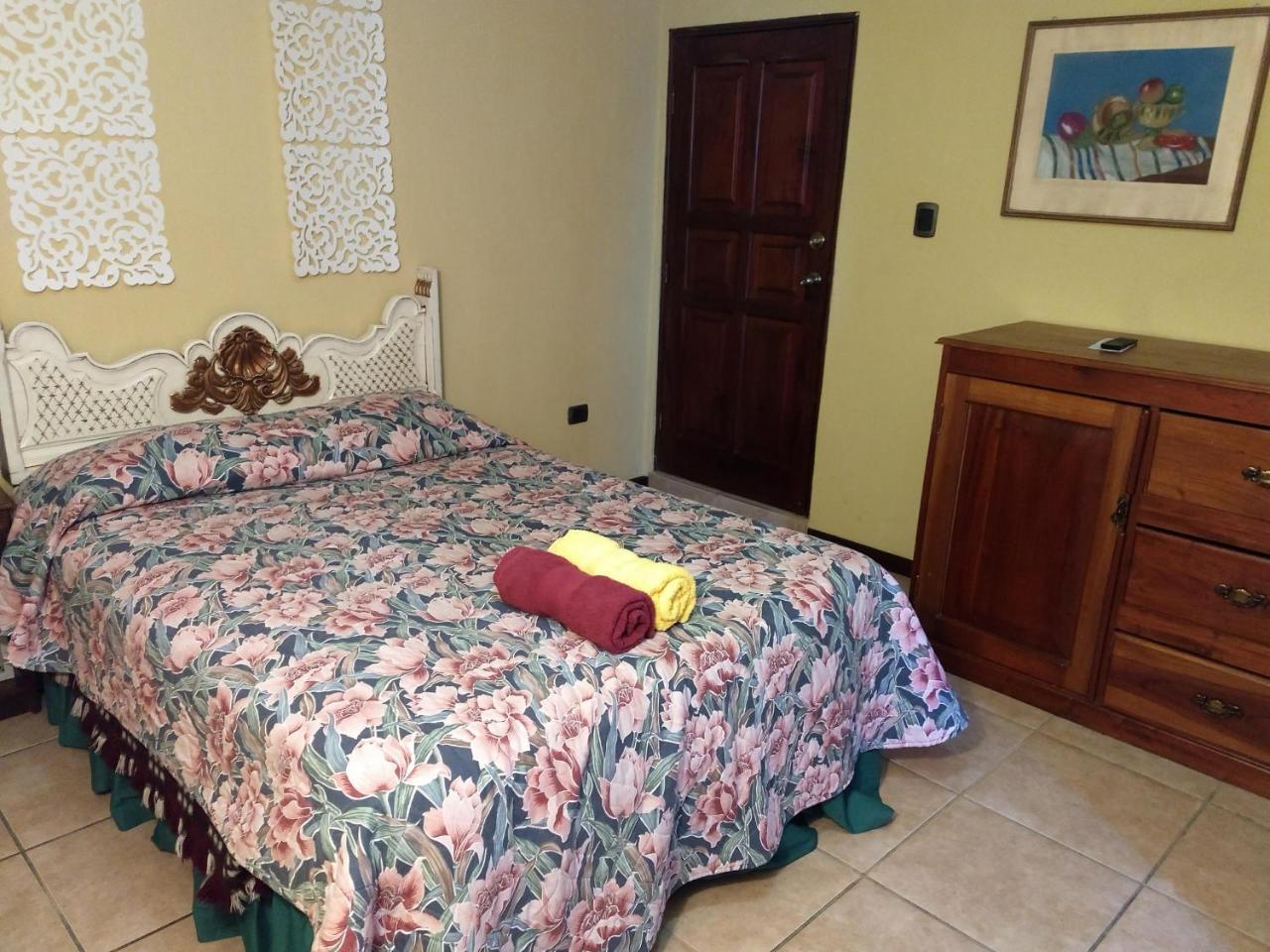 Give House Bed & Breakfast Guatemala City Ngoại thất bức ảnh