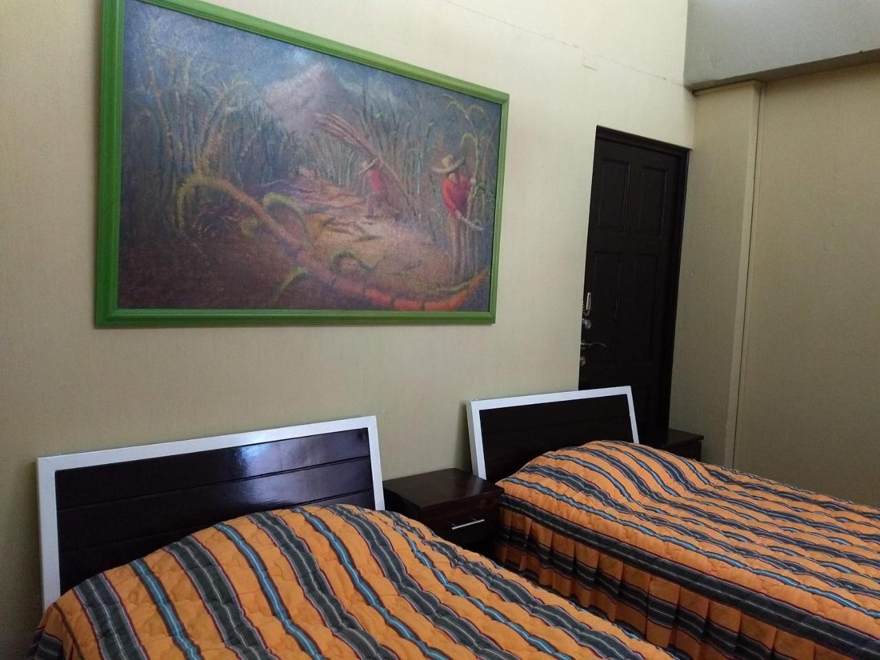 Give House Bed & Breakfast Guatemala City Ngoại thất bức ảnh