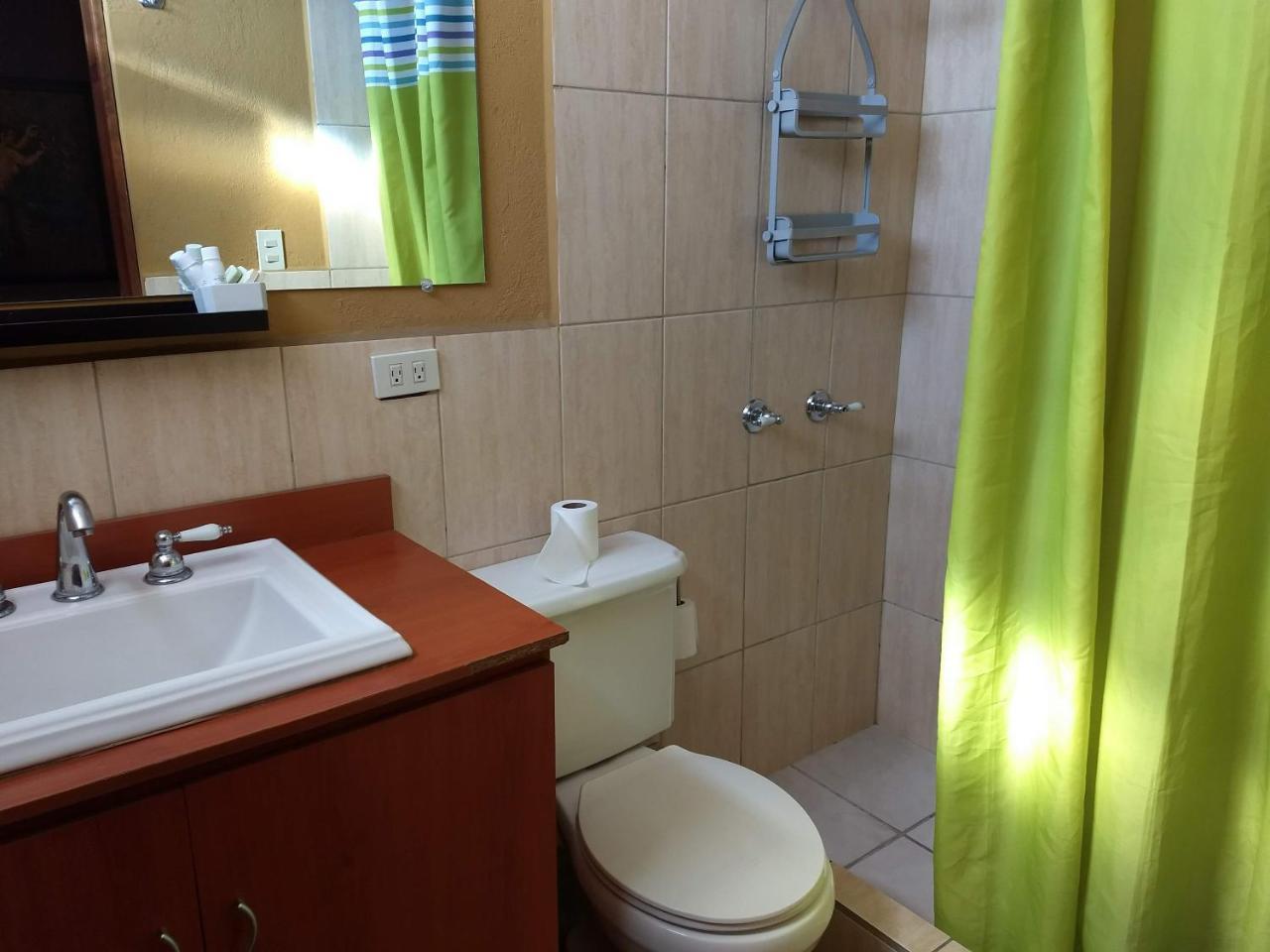 Give House Bed & Breakfast Guatemala City Ngoại thất bức ảnh